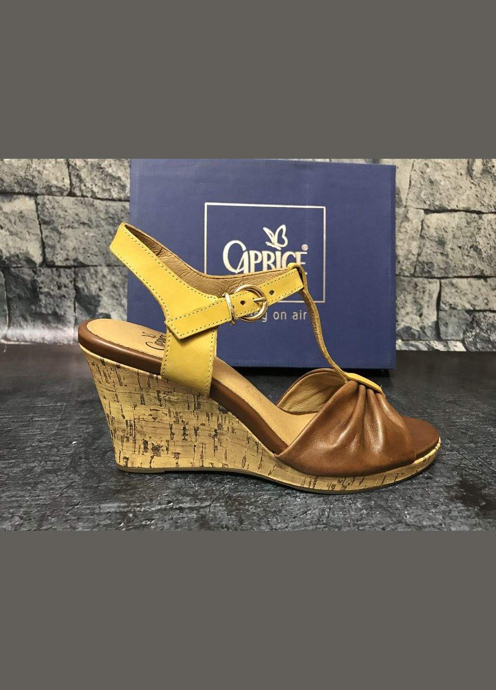 Коричневые босоножки женские на танкетке, германия. Caprice с ремешком