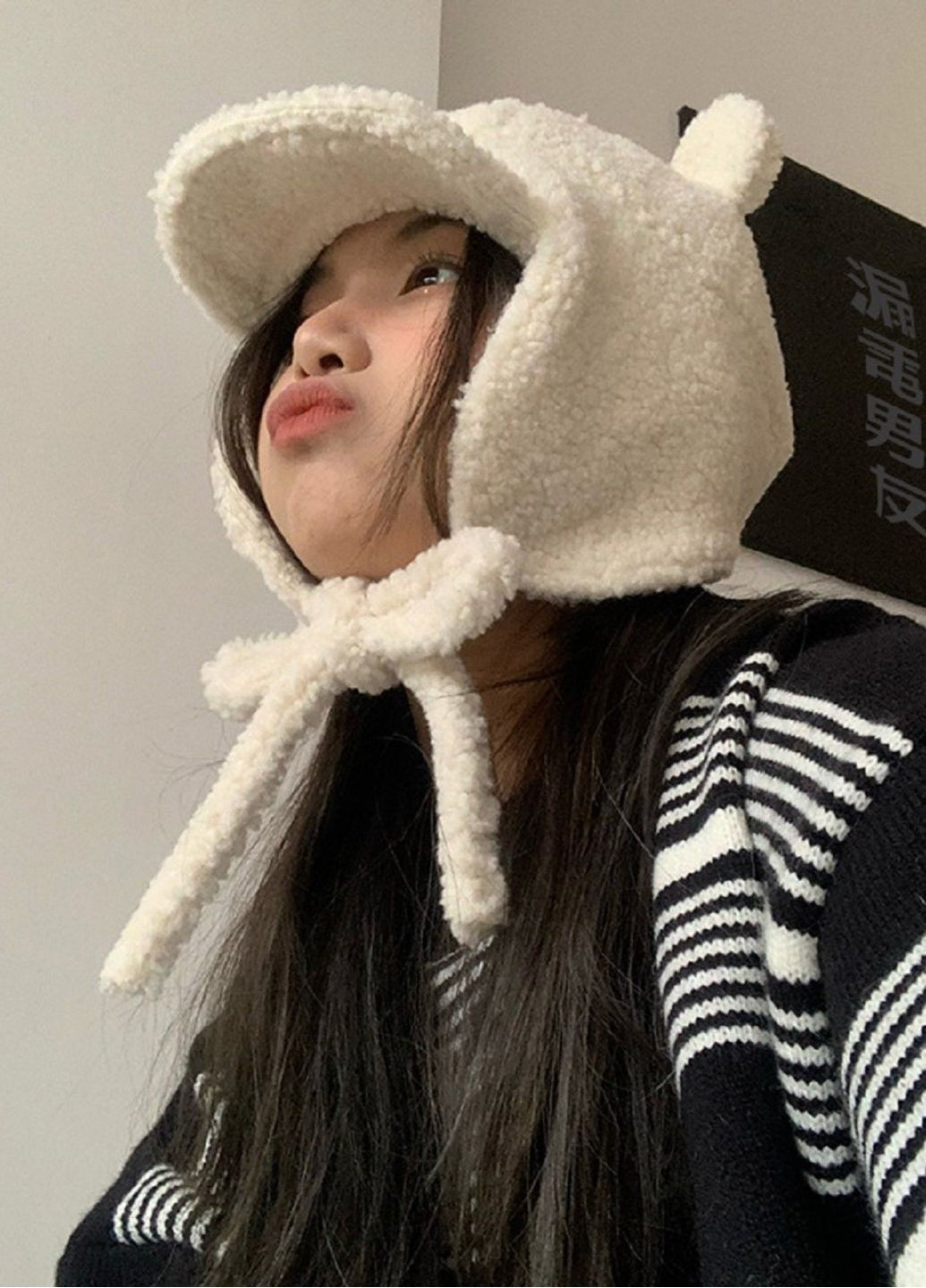 Зимова Жіноча Шапка Вушками Тедді Біла Теплий та Стильний Капор на Зав'язках No Brand зимова шапка з вушками (361969979)