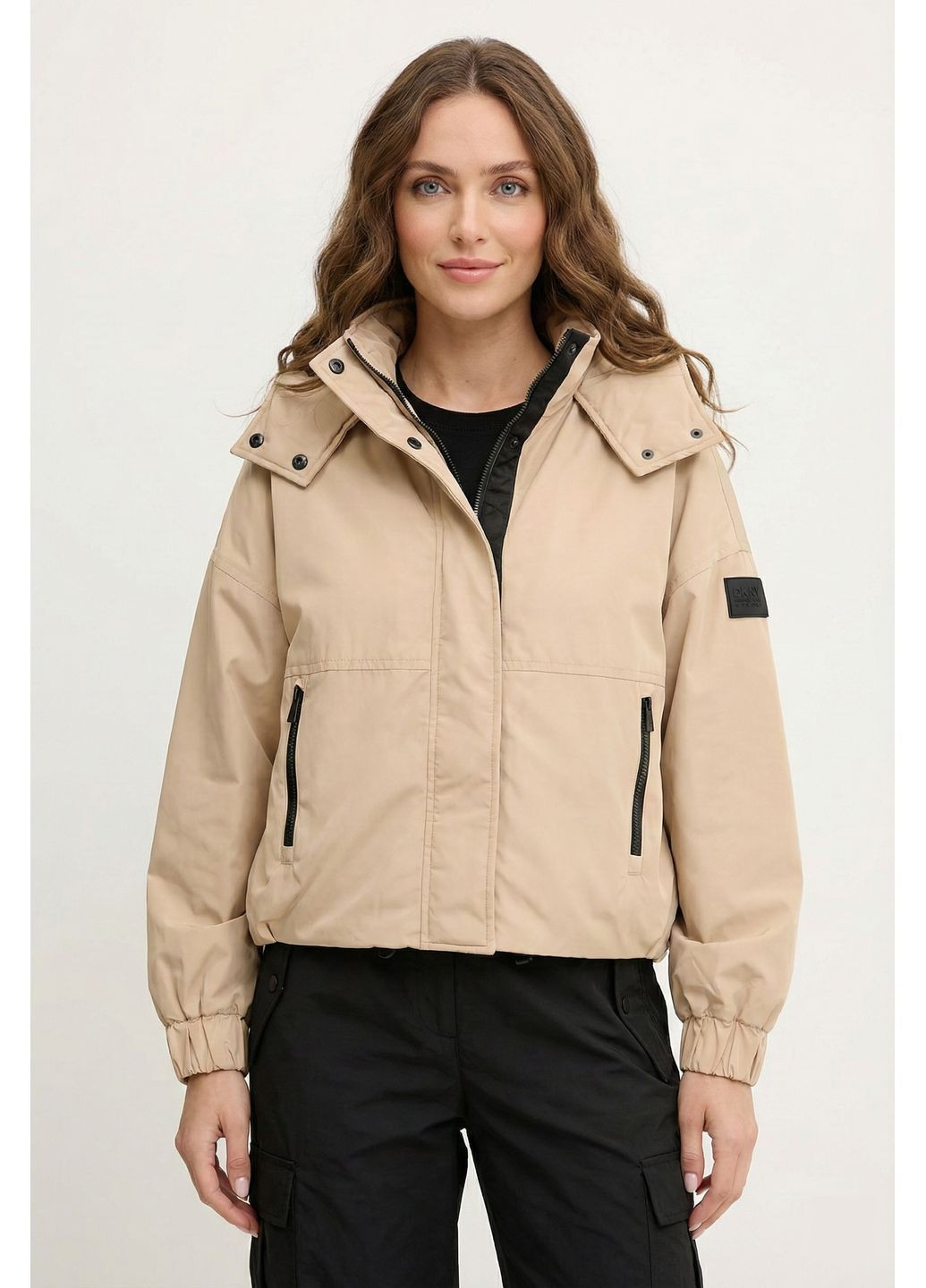 Бежева жіноча коротка куртка з утепленням DKNY SHORT LOGO EMBELLISHED HOODED JACKET TRAVERTINE/ AZALEA