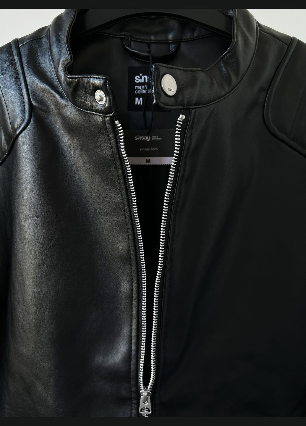 Черная демисезонная куртка мужская кожаная осенняя черная байкерская Sinsay