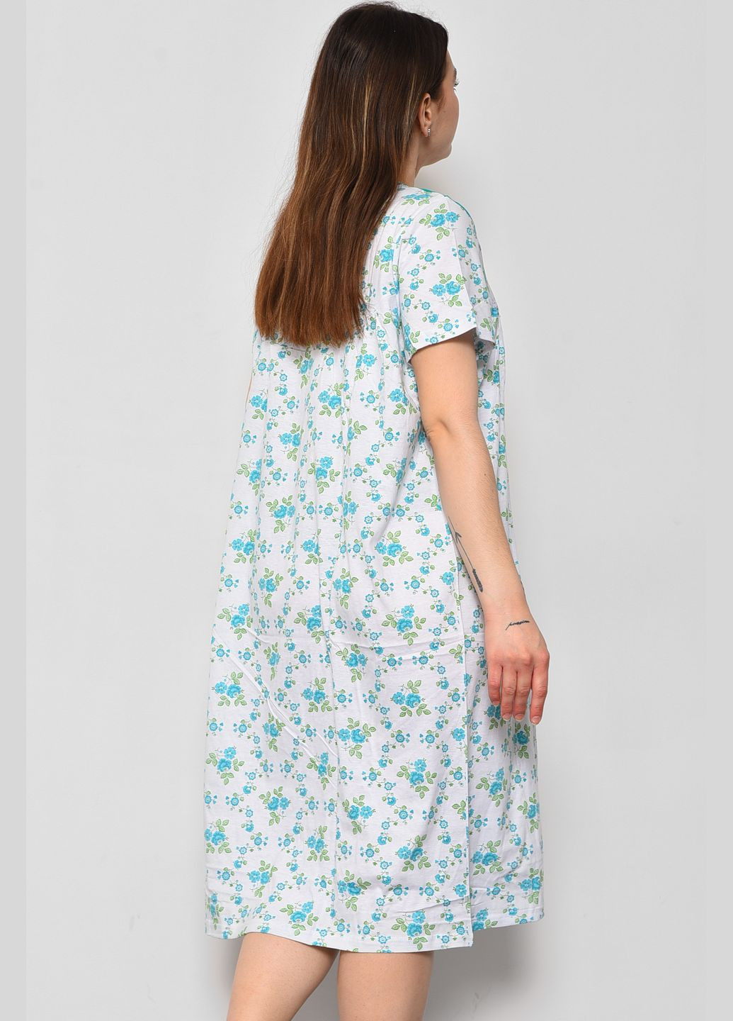 Нічна сорочка жіноча батальна білого кольору з квітковим принтом Let's Shop (289456744)