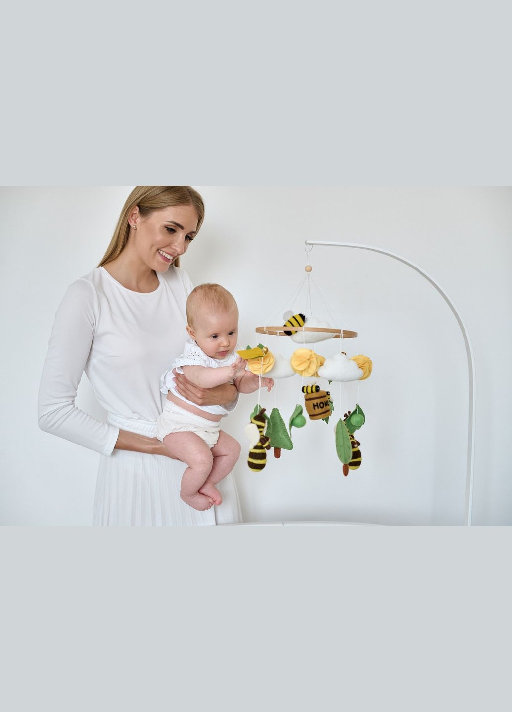 Дитячий мобіль на ліжечко для немовлят WooolyWool «Бджілки» No Brand (342757868)
