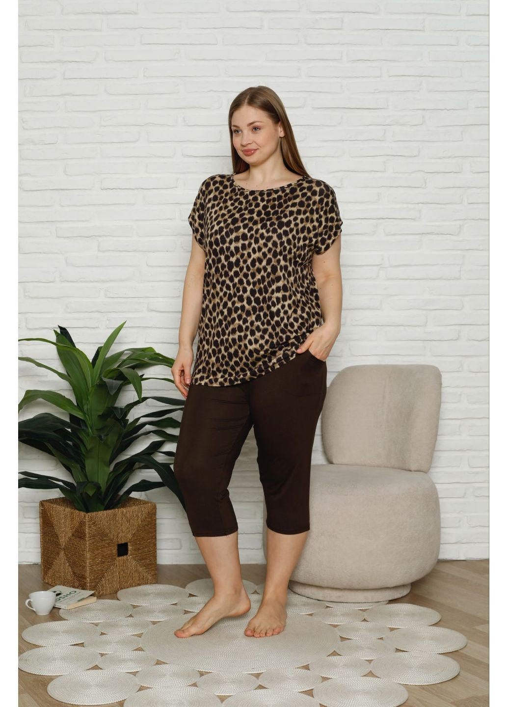 Коричнева жіночий комплект з капрі plus size Nicoletta