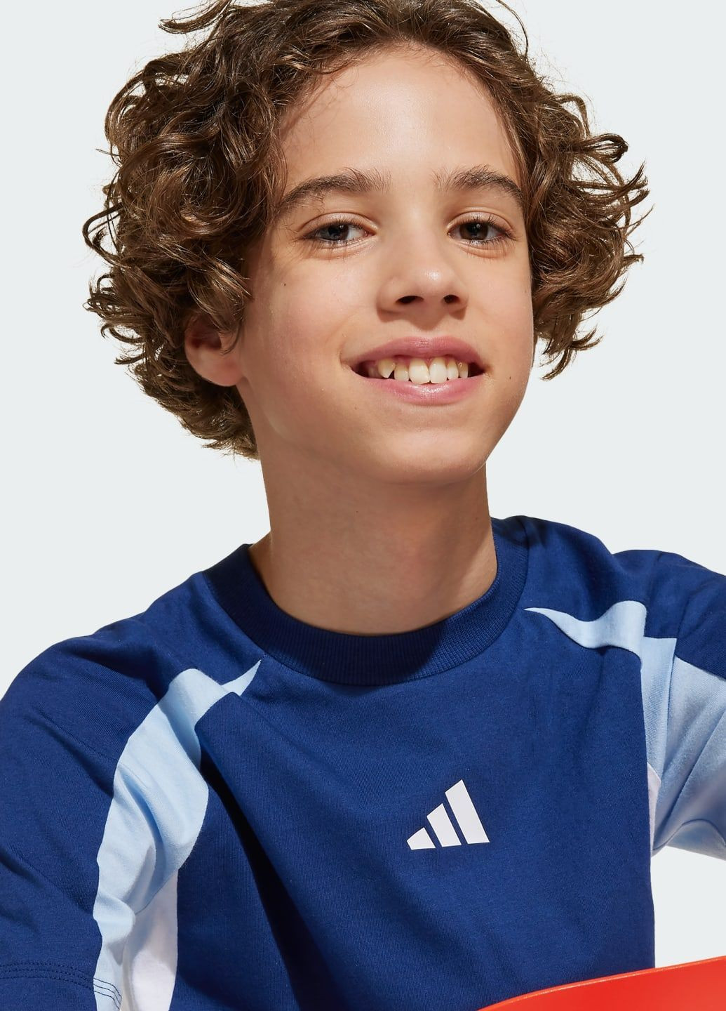 Синя демісезонна футболка seasonal essentials colorblock kids adidas