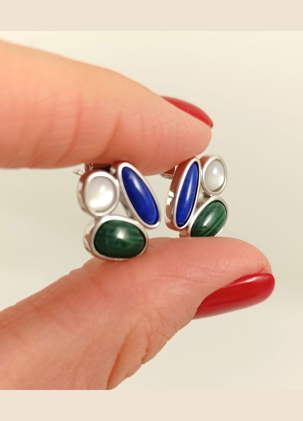 Серебряные серьги-пусеты с лазуритом, малахитом и перламутром Е5229W No Brand Сережки (338624529)