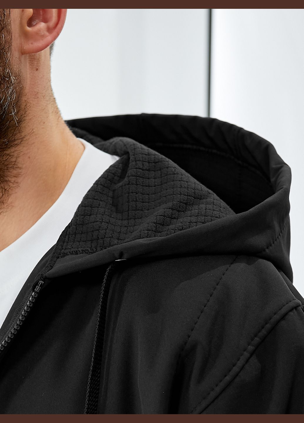 Черная демисезонная мужская куртка ветровка, из ткани soft shell капюшоном и подкладкой Tailer