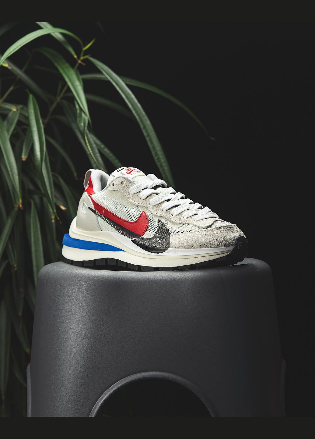 Белые демисезонные кроссовки мужские и женские nike vaporwaffle sport fuschia x sacai white | найк вапорвафл x сакаи белые No Brand