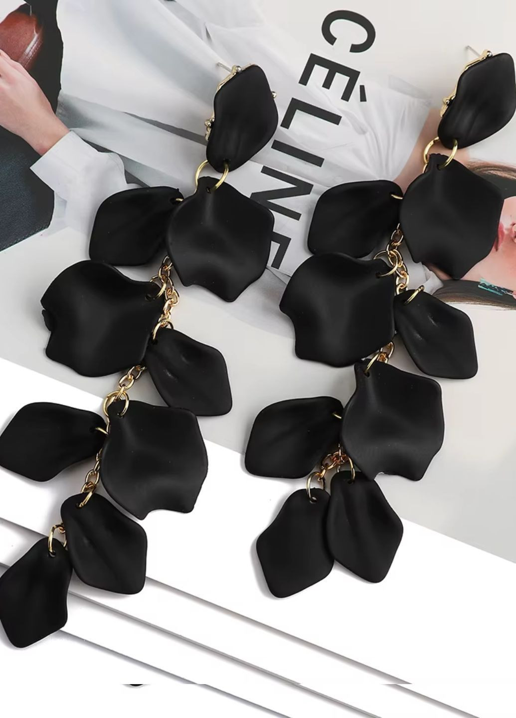 Сережки жіночі з пелюстками довгі Fashion Jewelry No Brand (331157736)