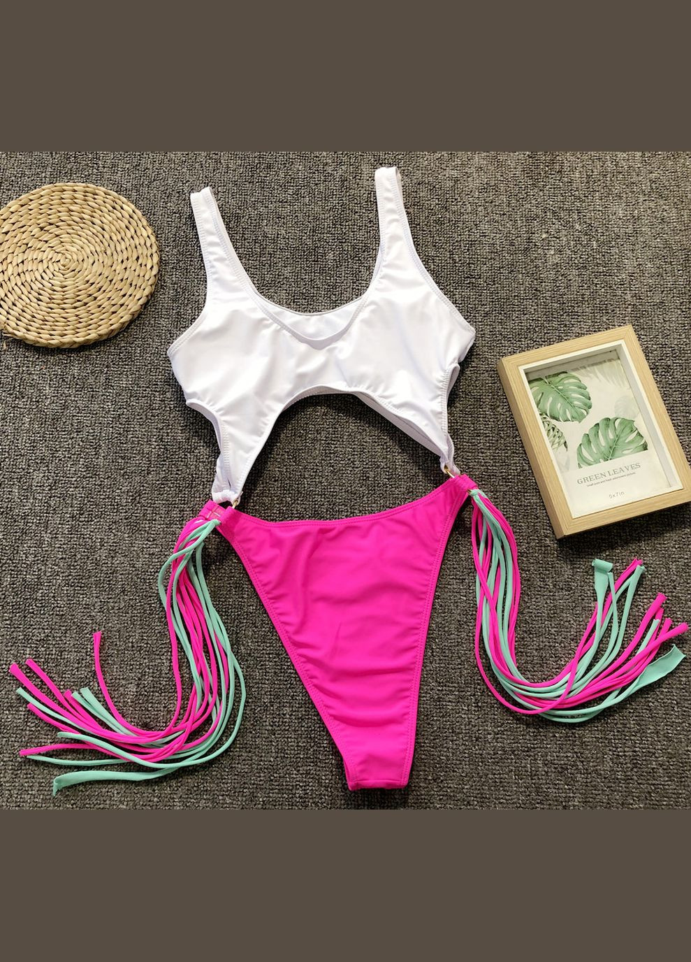 Рожевий літній жіночий суцільний купальник монокіні з вісюльками з боків чорний No Brand