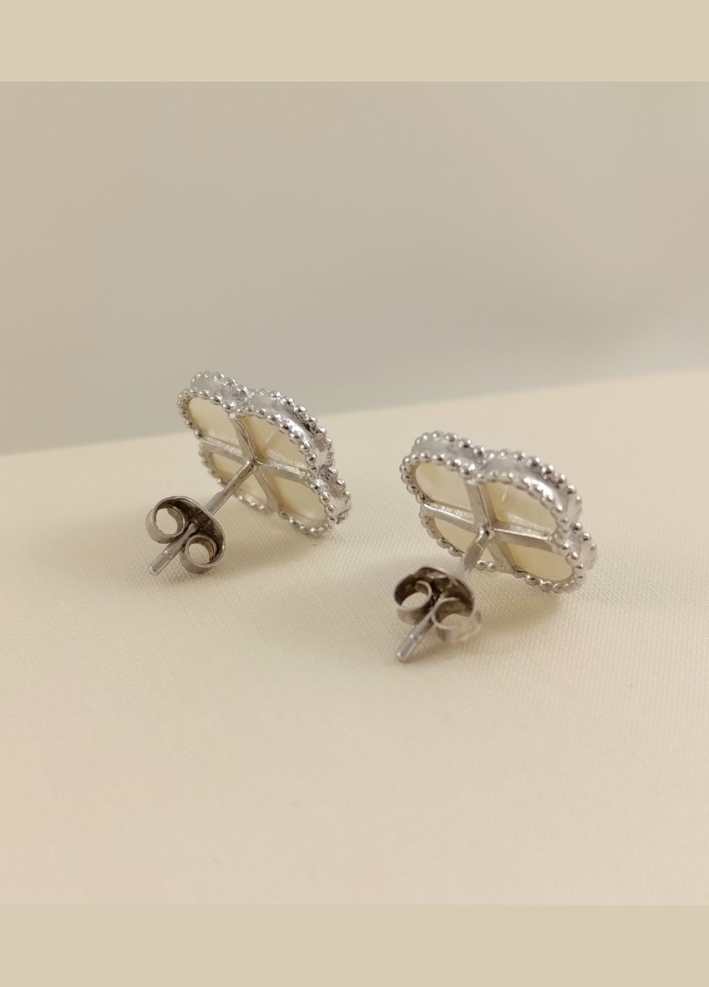 Серьги серебряные "Клевер" перламутр (Арт.22111494334) No Brand Сережки (329727509)