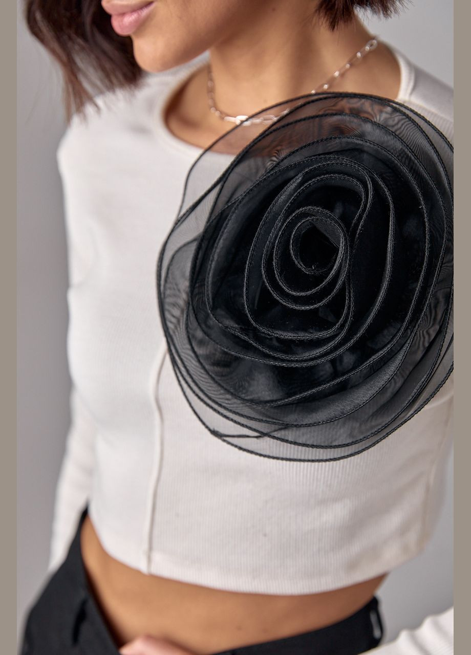 Чорний демісезонний короткий джемпер у рубчик з об'ємною квіткою Lurex