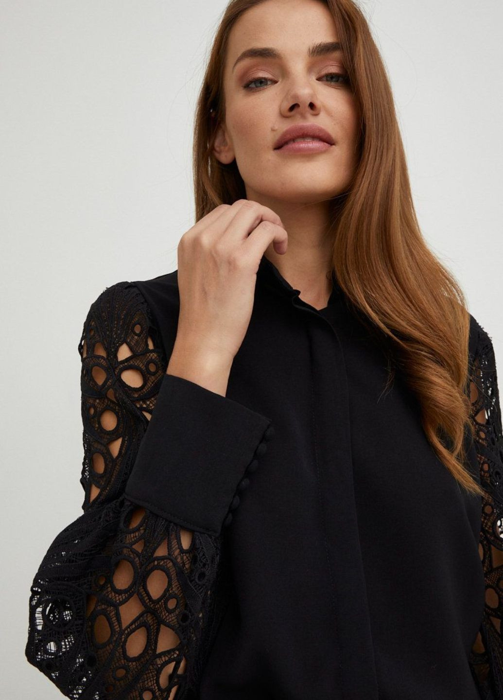 Чорна блузка жіноча з мереживними рукавами No Brand