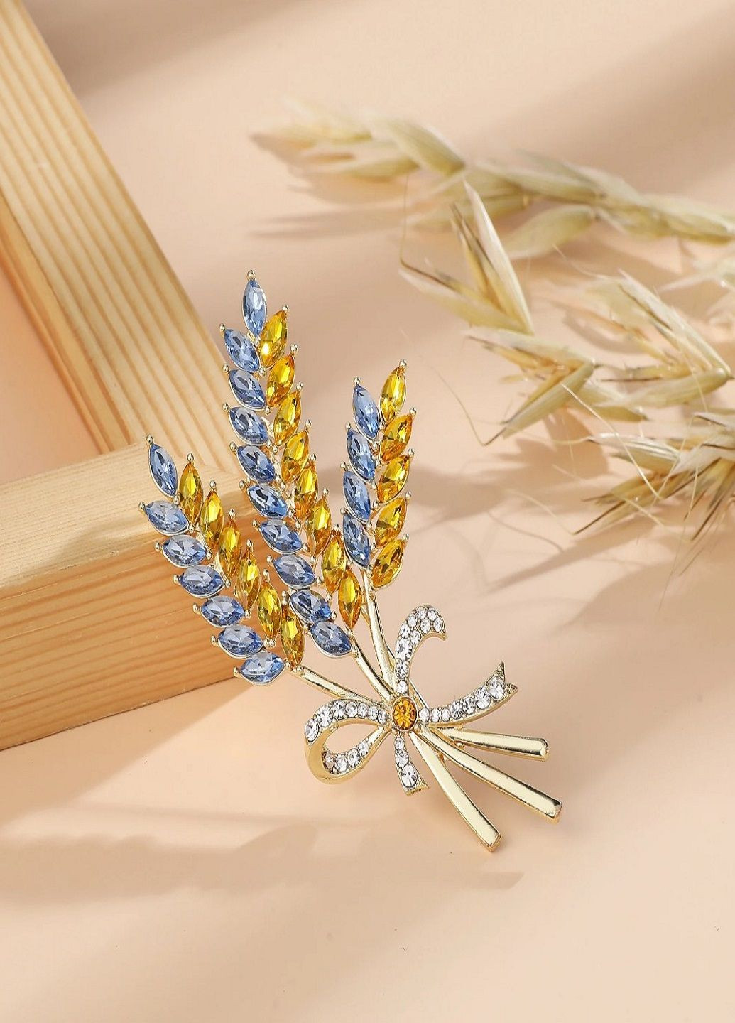 Золотиста патріотична потрійна брошка Колосся пшениці з кристалами символ України жовто блакитна Fashion Jewelry (292144498)