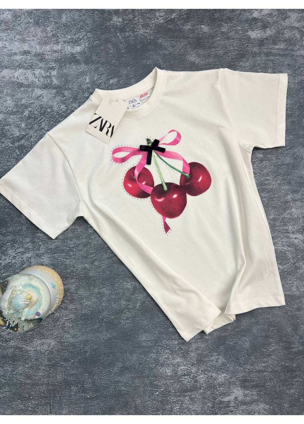 Молочная футболка для девочки с вишенками No Brand