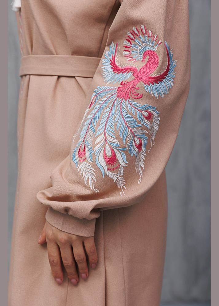Бежевое расклешенное платье-вышиванка бежевое с жар-птицами на рукавах Arjen