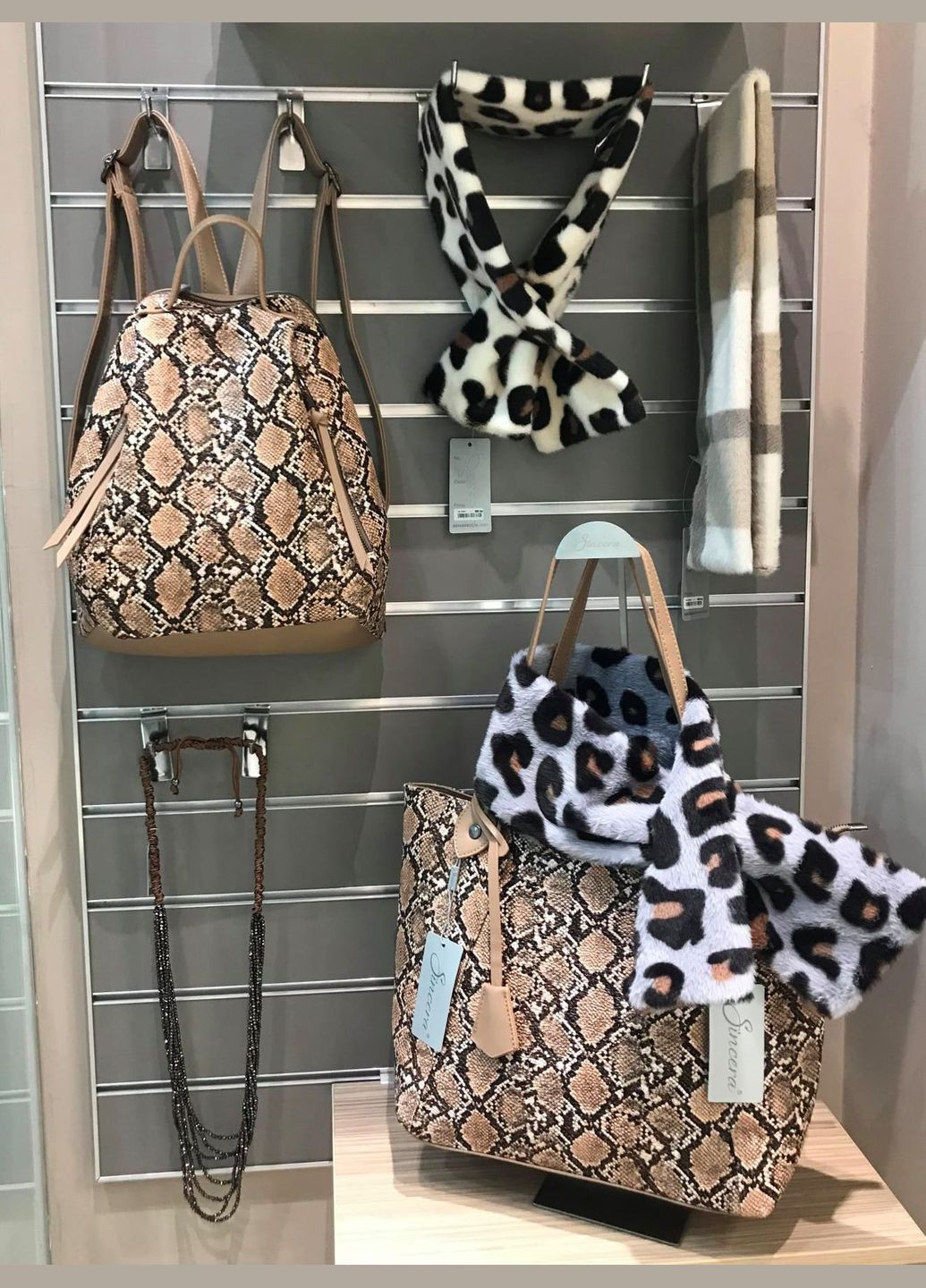 Шарф-воротник пушистый леопардовый белый Sincera (339870010)