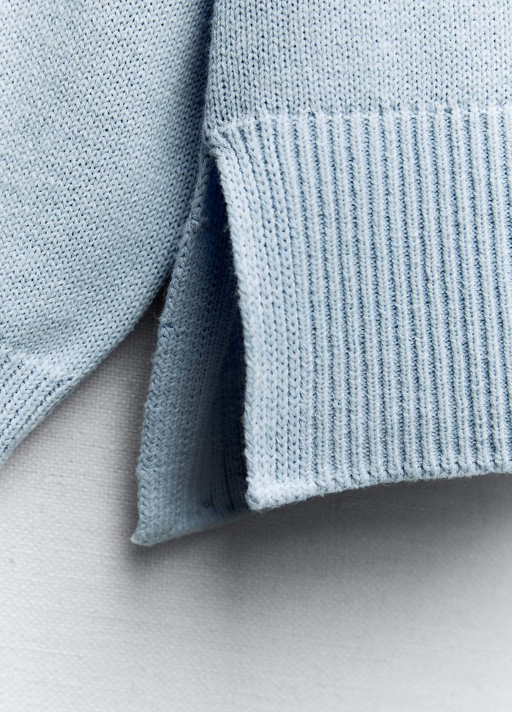 Голубой демисезонный свитер Zara