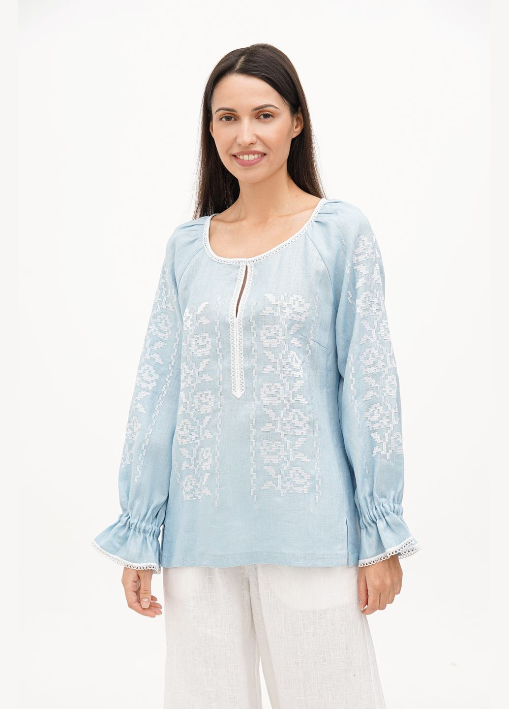 Блакитна жіноча лляна вишиванка з мереживом, квітковим орнаментом та рукавом реглан тереса., р., код 9287/44/1305 ГАЛЕРЕЯ ЛЬОНУ