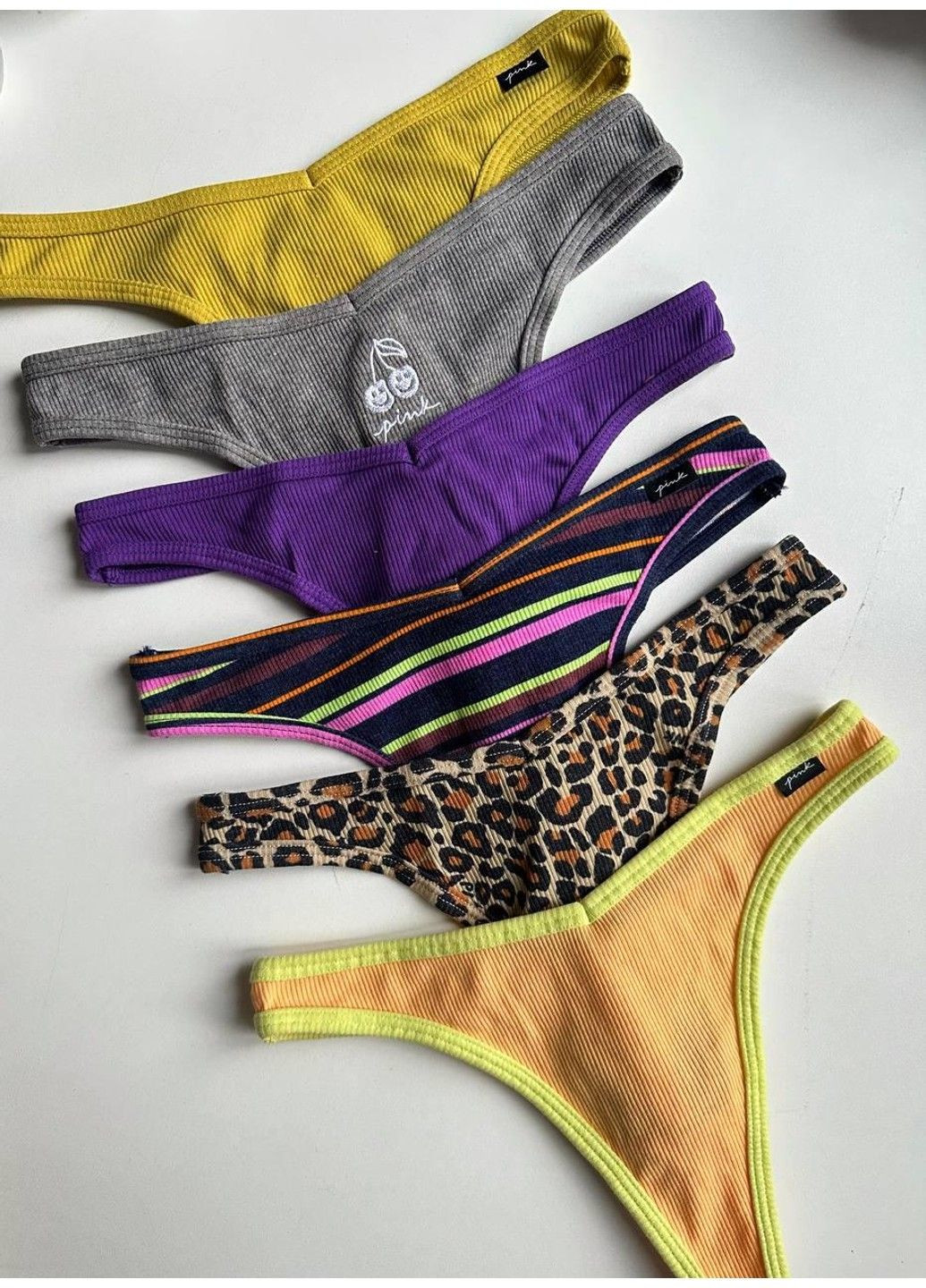 Трусики-стринги женские PINK фиолетовые XS Victoria's Secret (316659454)