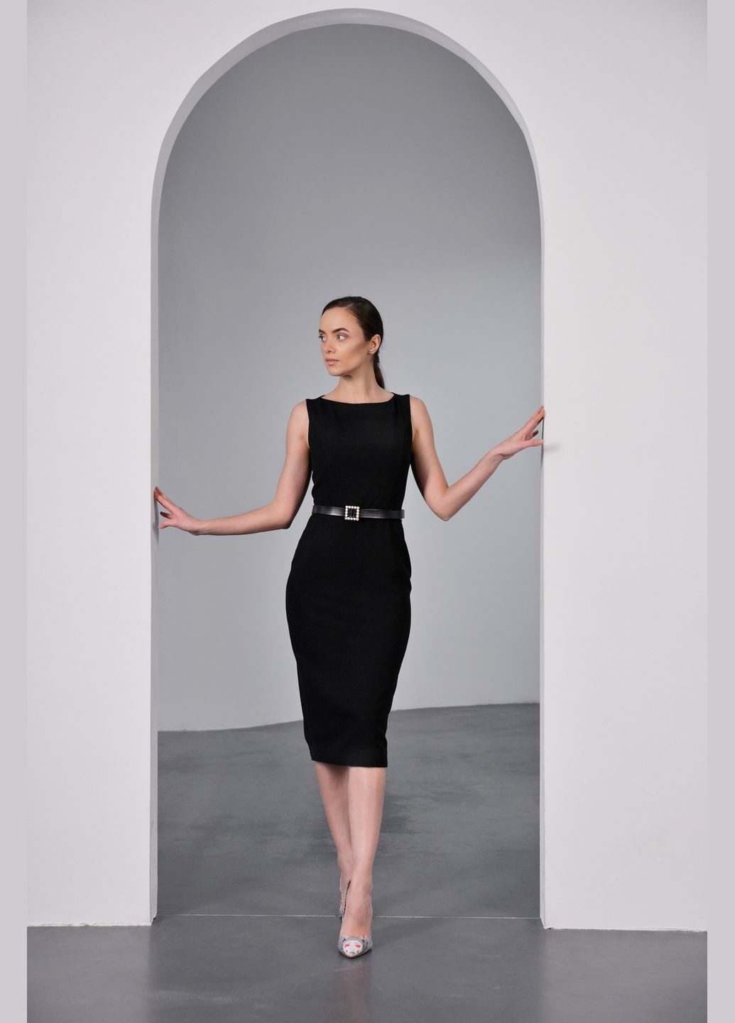 Черное деловое черное базовое платье длины миди футляр Nai Lu-na by Anastasiia Ivanova однотонное