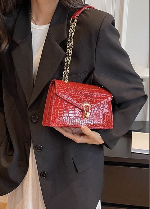 Жіноча класична сумка 3120-6585 через плече крос-боді на ланцюжку рептилія червона No Brand (296008103)