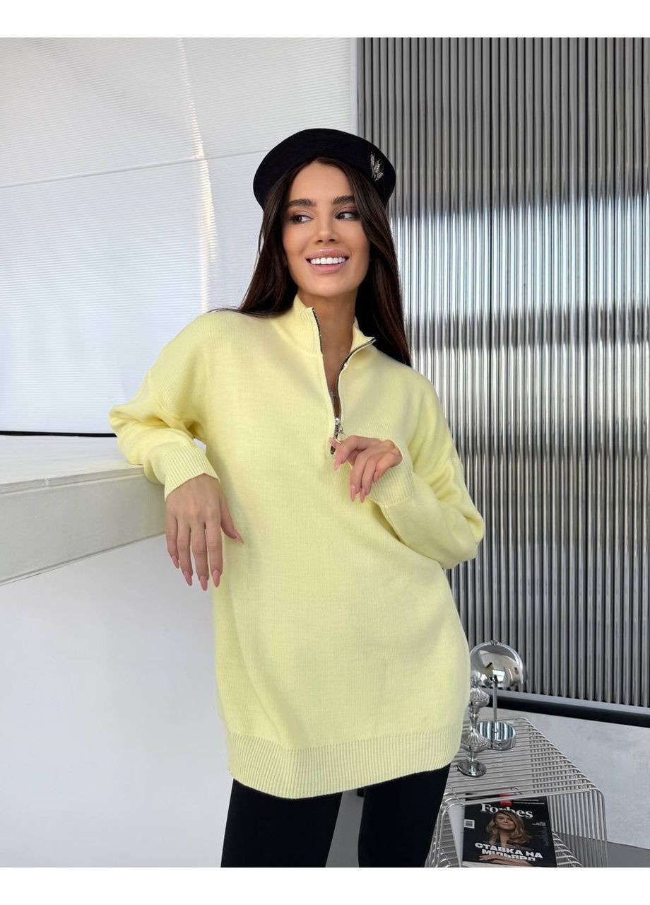 Светло-желтый зимний удлиненный женский свитер оверсайз с молнией на воротнике. MonCher