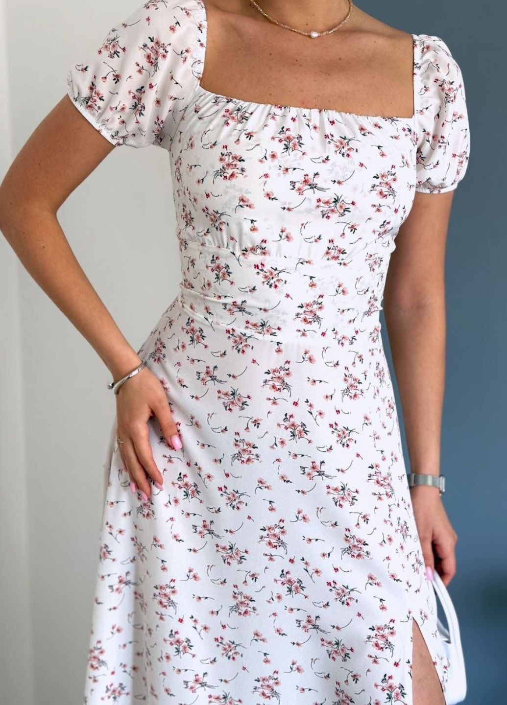 Белое повседневный платье макси с разрезом и цветочным принтом. с открытыми плечами Tik-Tak с цветочным принтом
