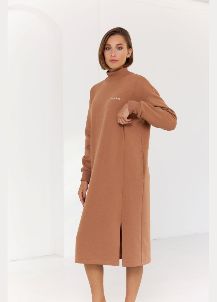 Темно-бежевое теплое платье для беременных и кормящих с начесом цвет кемел Юла мама