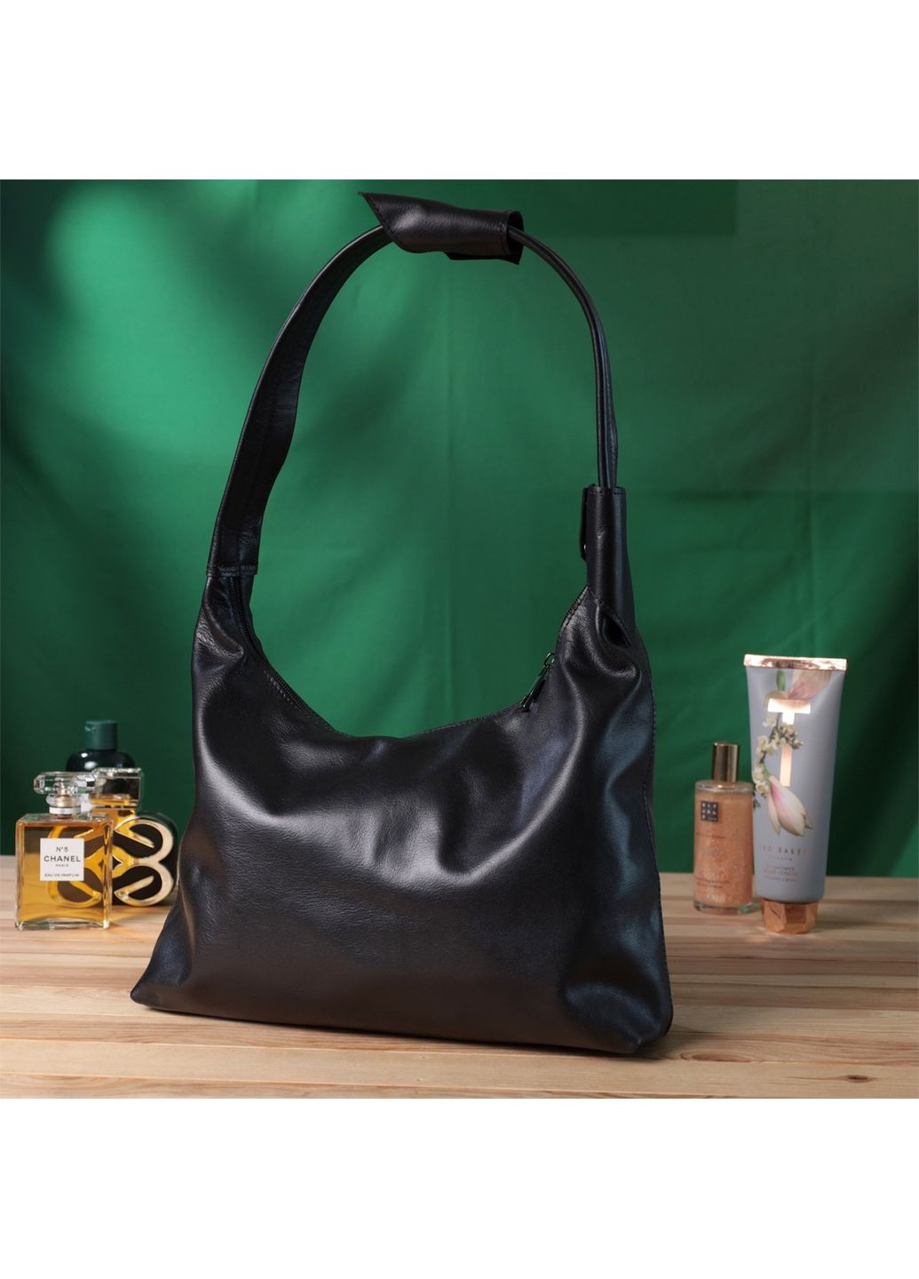 Практична жіноча сумка на плече із гладкої натуральної шкіри 29,5х21х9 см Shvigel (315874911)