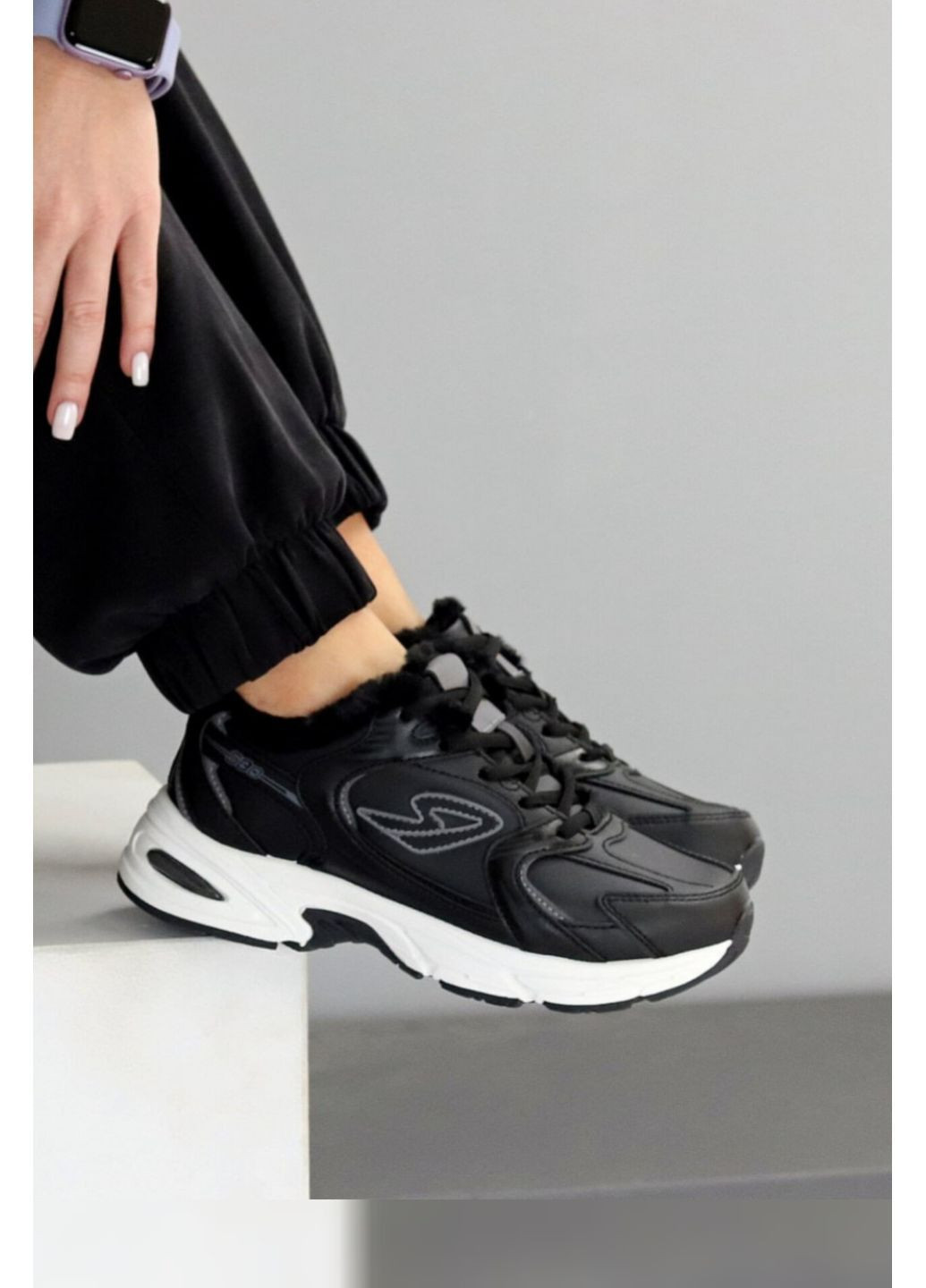 Женские зимние кроссовки черные короткие спортивного стиля на меху из экокожи Love кросівки чёрные зима (373619543)