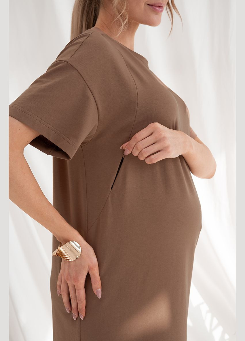 Коричневое платье-футболка для беременных и кормящих цвета мокко Юла мама с надписью