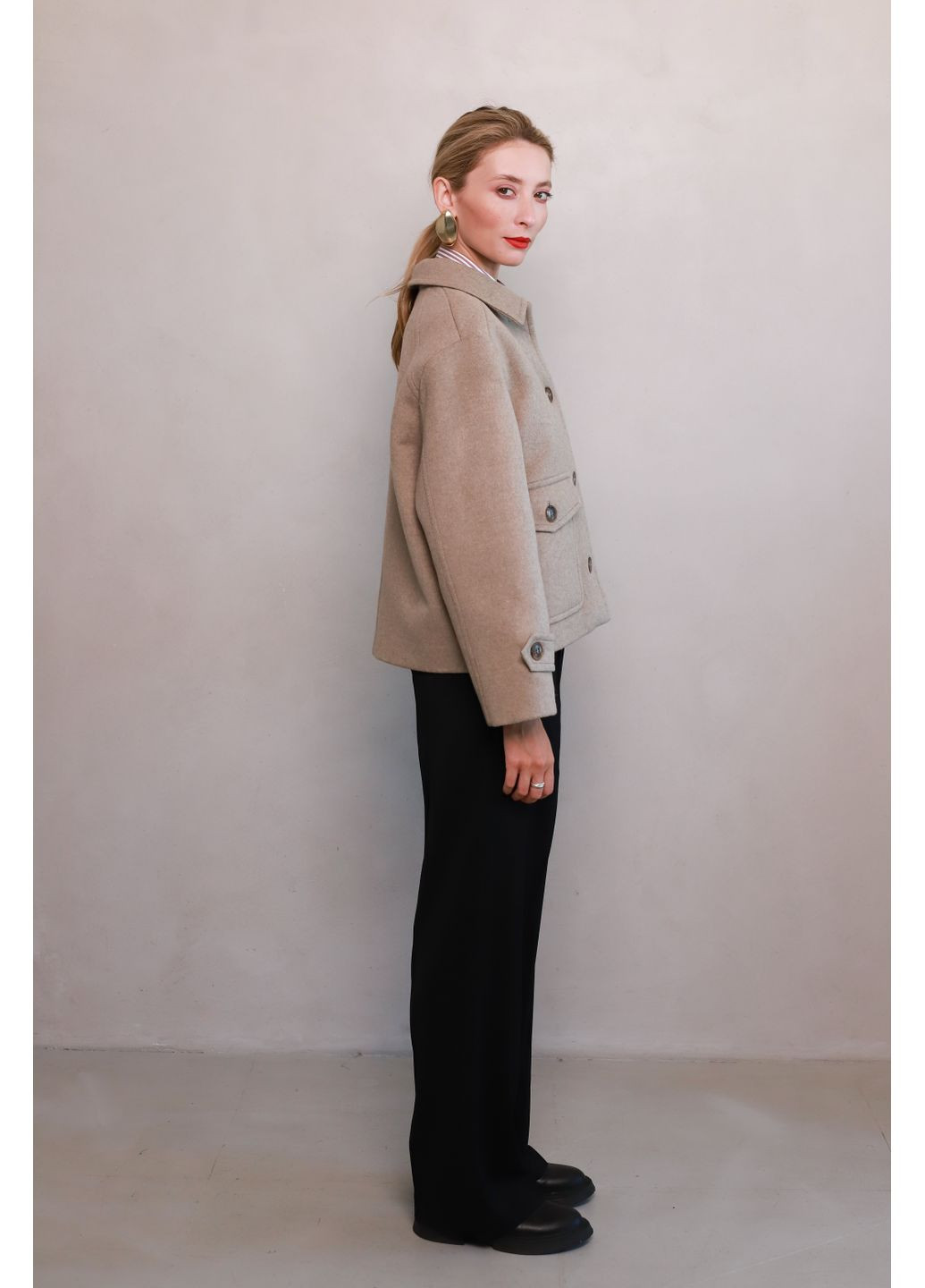 Серое Шерстяное укороченное пальто с накладными карманами серо-бежевого цвета Куинси Dolcedonna