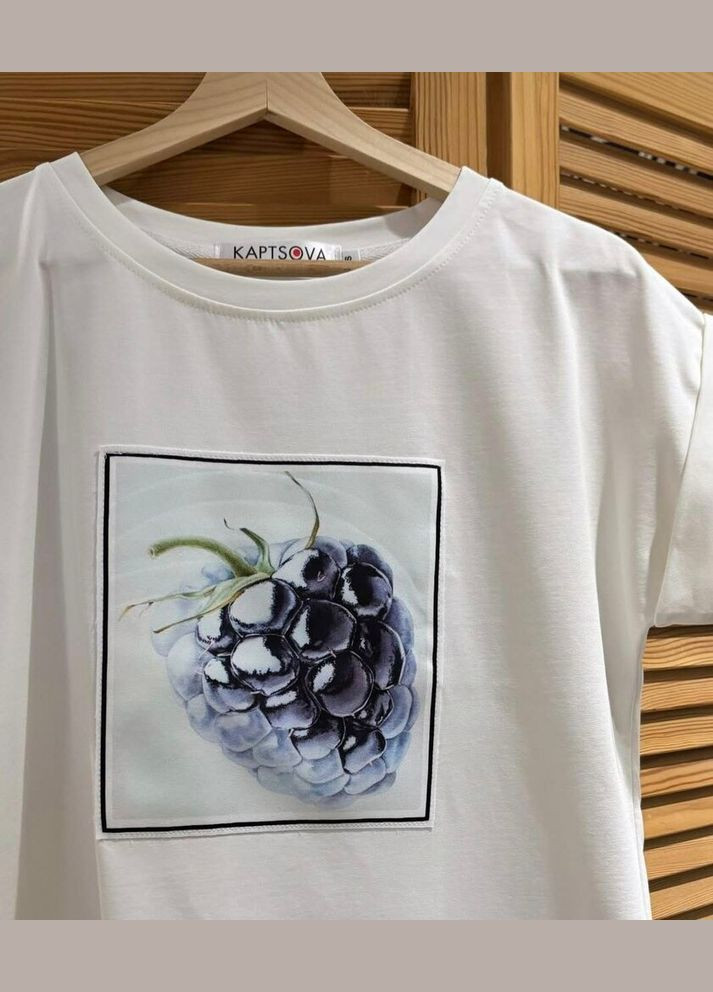 Футболка біла з принтом ожини MKKS280126-1 Modna KAZKA - (338622698)