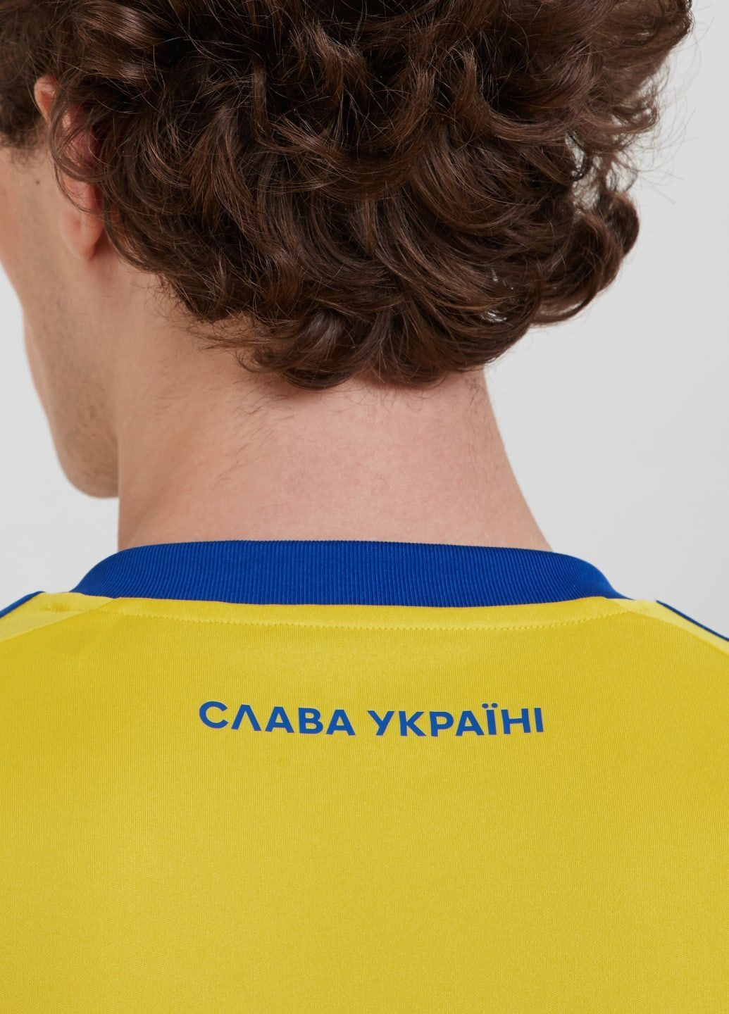 Желтый демисезонный спортивный лонгслив adidas с логотипом