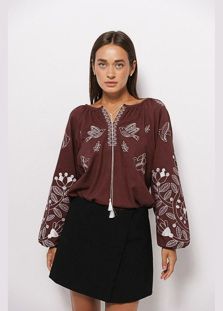 Коричнева жіноча вишиванка коричнева з квітами і пташками гладдю mkar35049-3 Modna KAZKA (336934060)