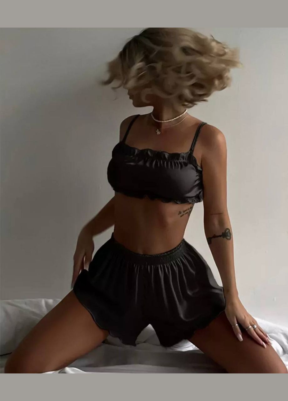 Черная всесезон удобная универсальная шелковая пижамка топ + шорты Adelante