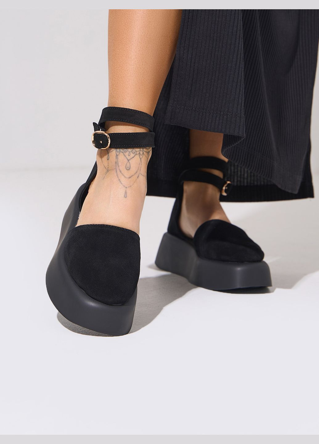 Черные босоножки ISSA PLUS с ремешком