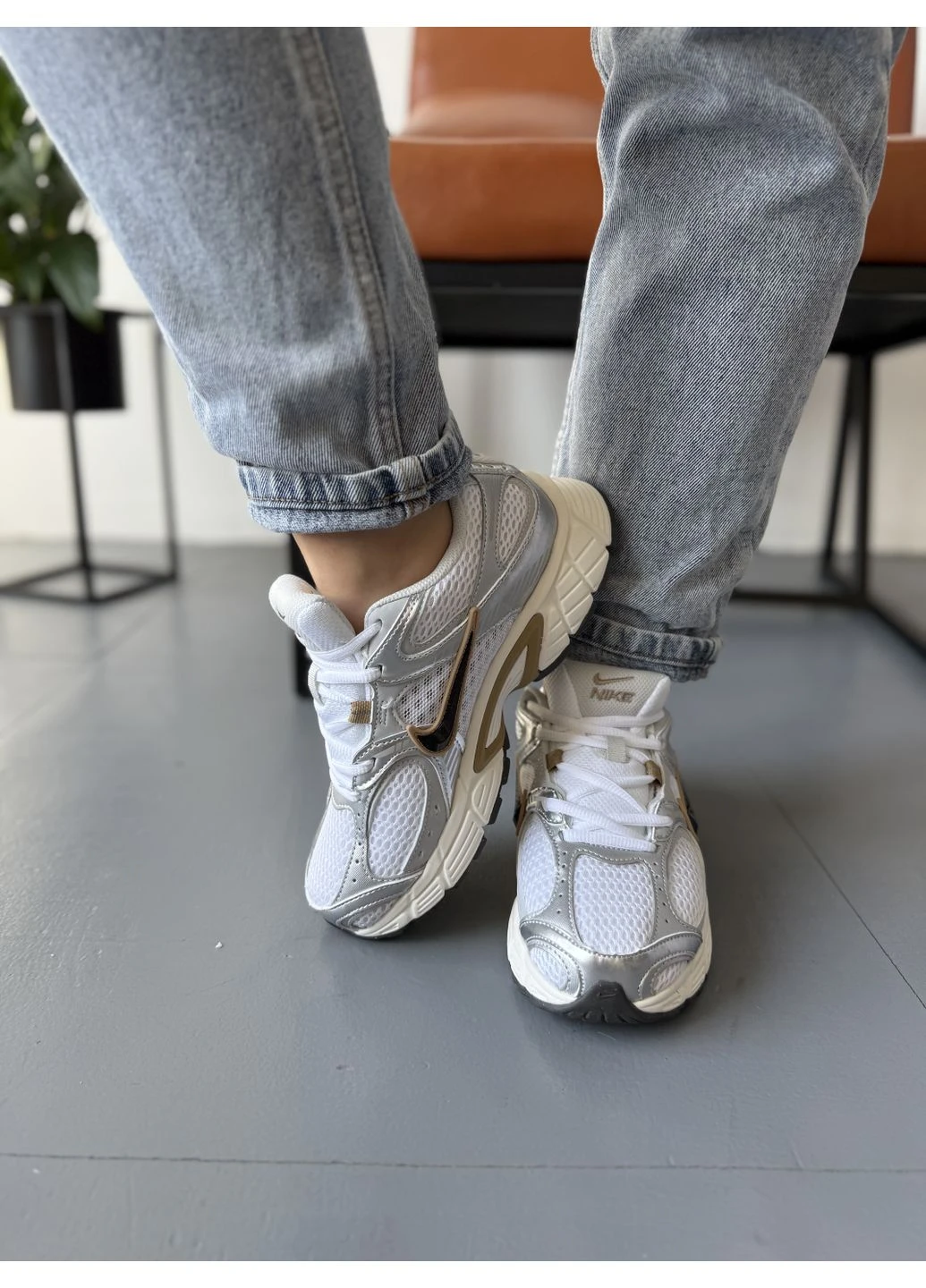 Серые демисезонные кроссовки мужские nike zoom vomero 5 rnr silver gold найк зум вомеро 5 серые No Brand