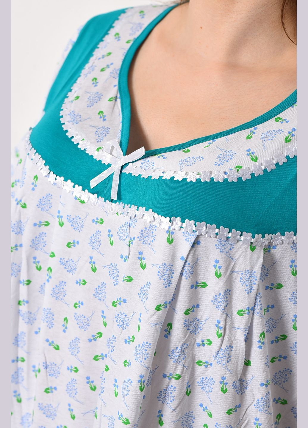 Ночная рубашка женская батальная белого цвета с цветочным принтом Let's Shop (289843234)