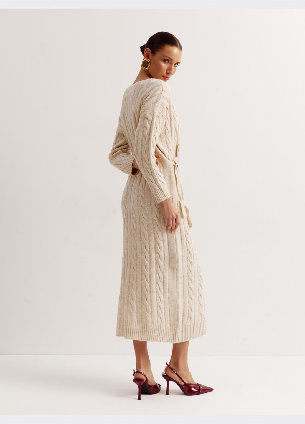 Бежевое платье-миди из вязки с косами и разрезами по бокам бежевое Dressa