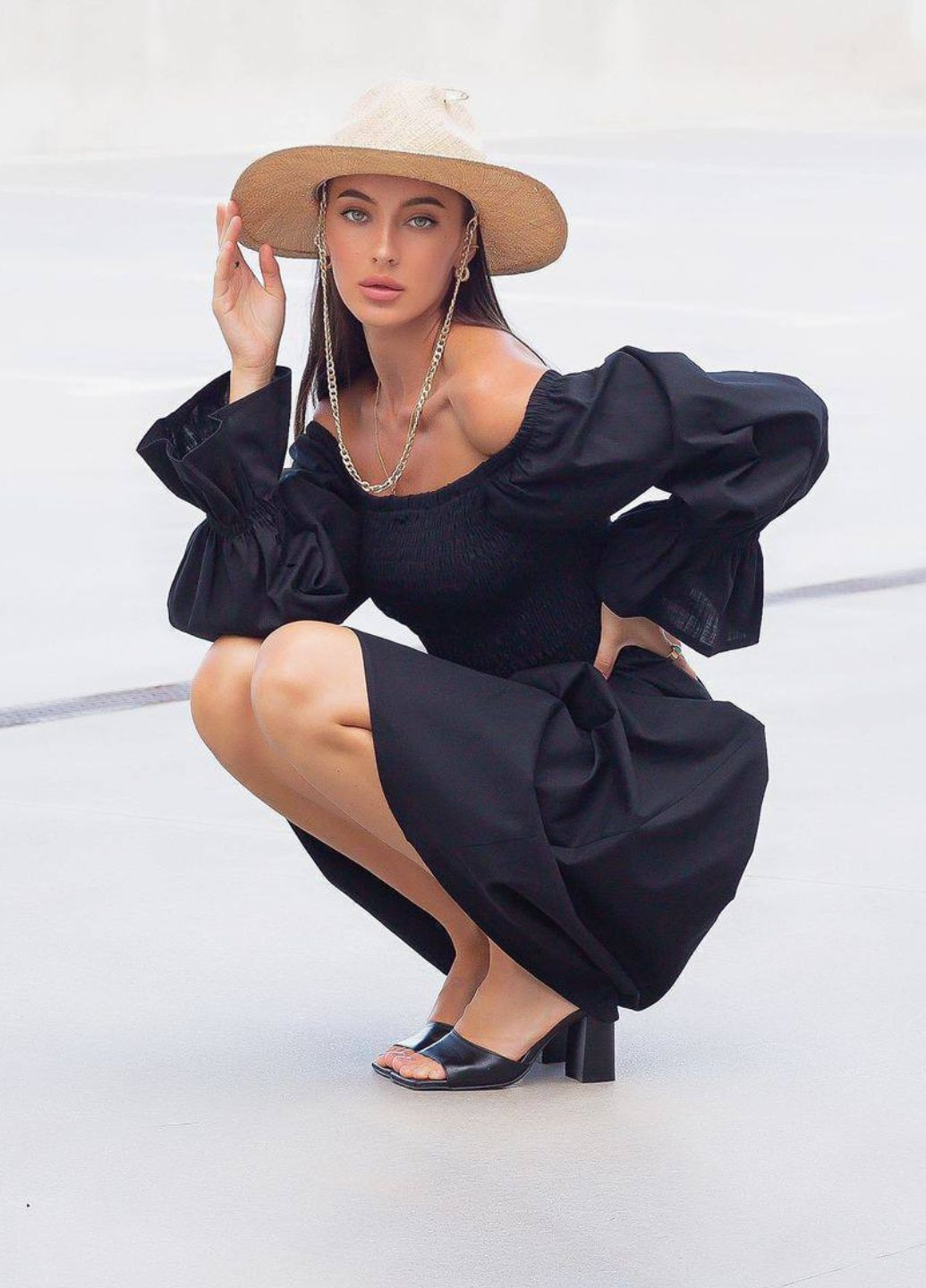 Черное повседневный женское льняное платье меди с рукавами фонариками с открытыми плечами Україна однотонное