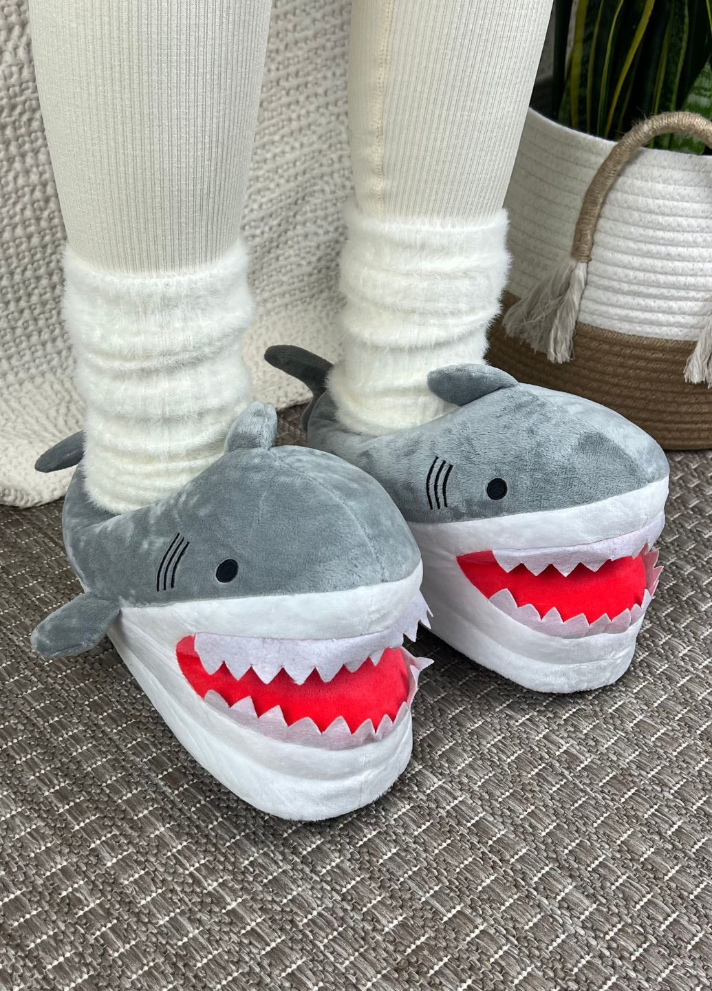 Серые домашние тапочки акула женские плюшевые с противоскользящей подошвой My Kigu с вышивкой