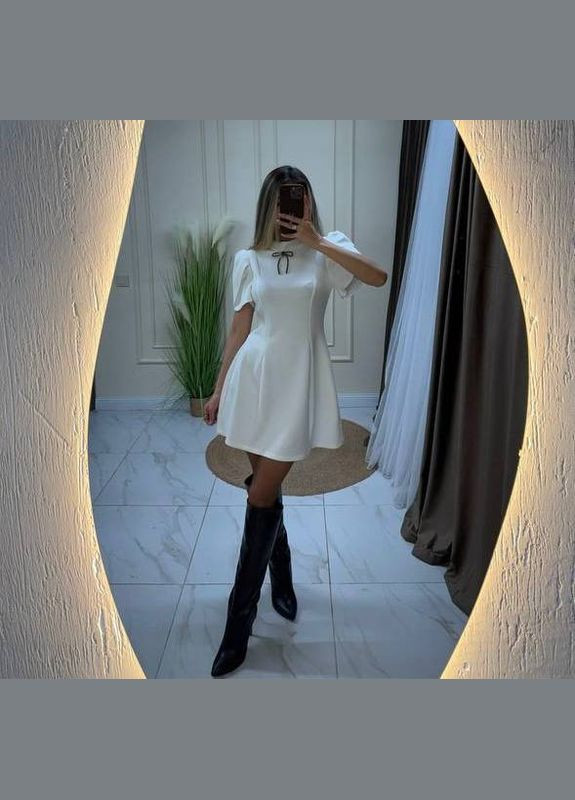 Белое деловое платье классическое с металлическим бантом колокол Adelante однотонное