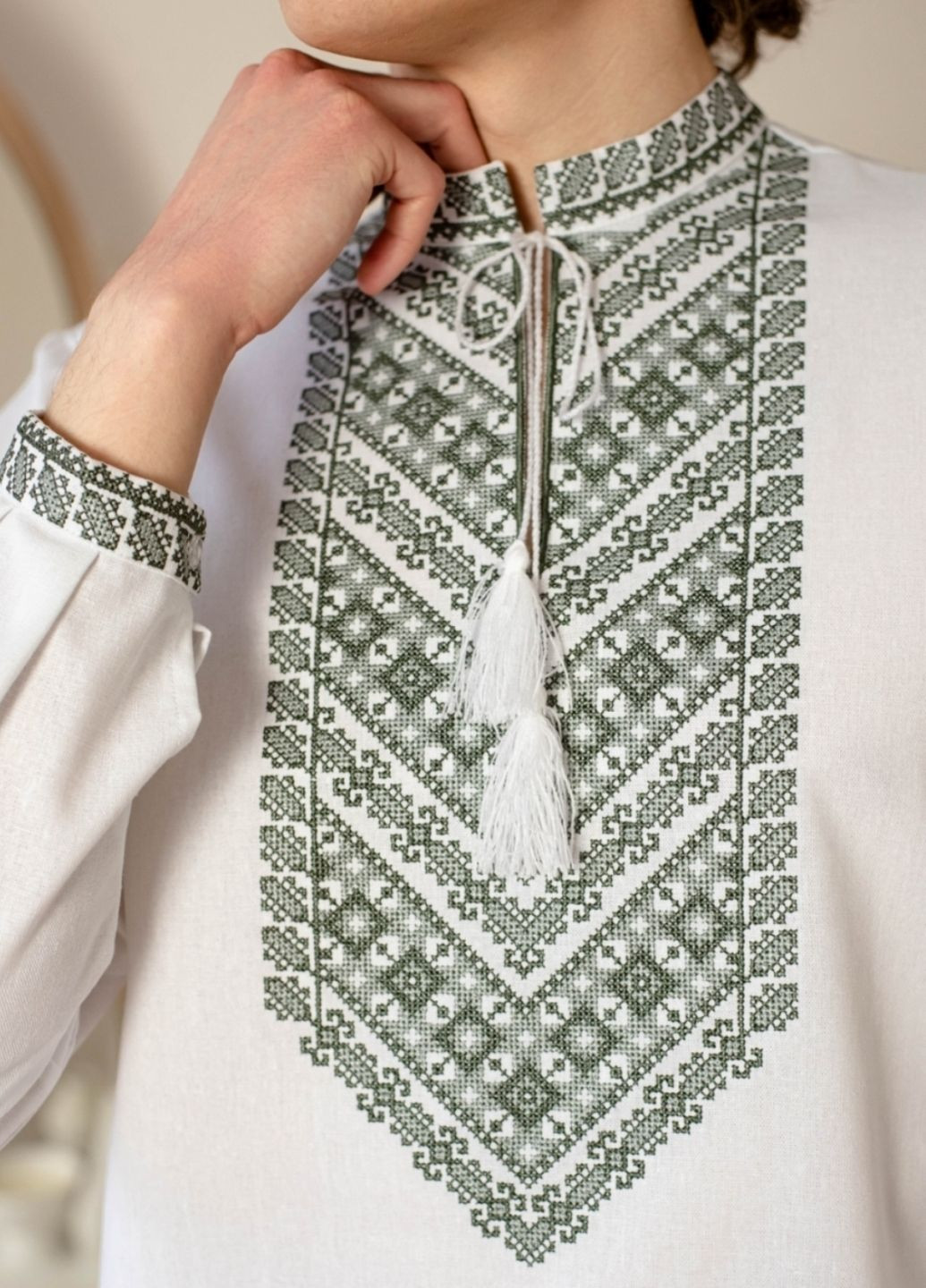 Біла сорочка Vyshyvanka візерунок українська символіка пряма (330828842)