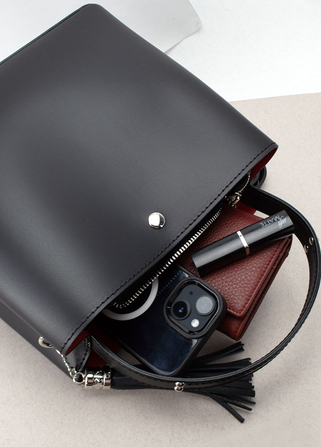 Сумка жіноча шопер шкіряна 02121 з китицею і червоною підкладкою чорна Virginia Conti (301765874)