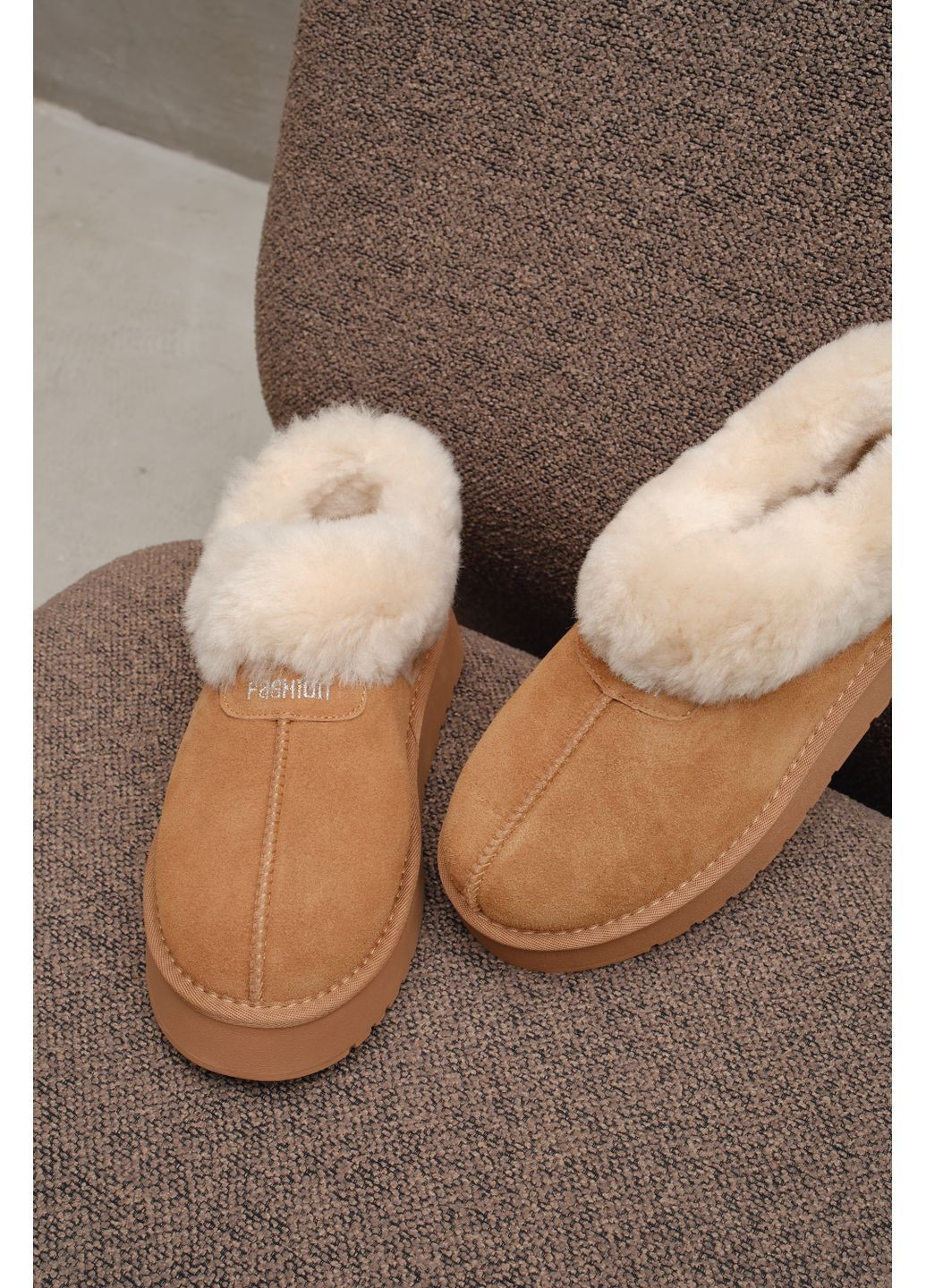 Короткі зимові замшеві уггі рудого кольору з бежевою опушкою, тепле та стильне взуття для щоденного носіння Hengji (363984993)