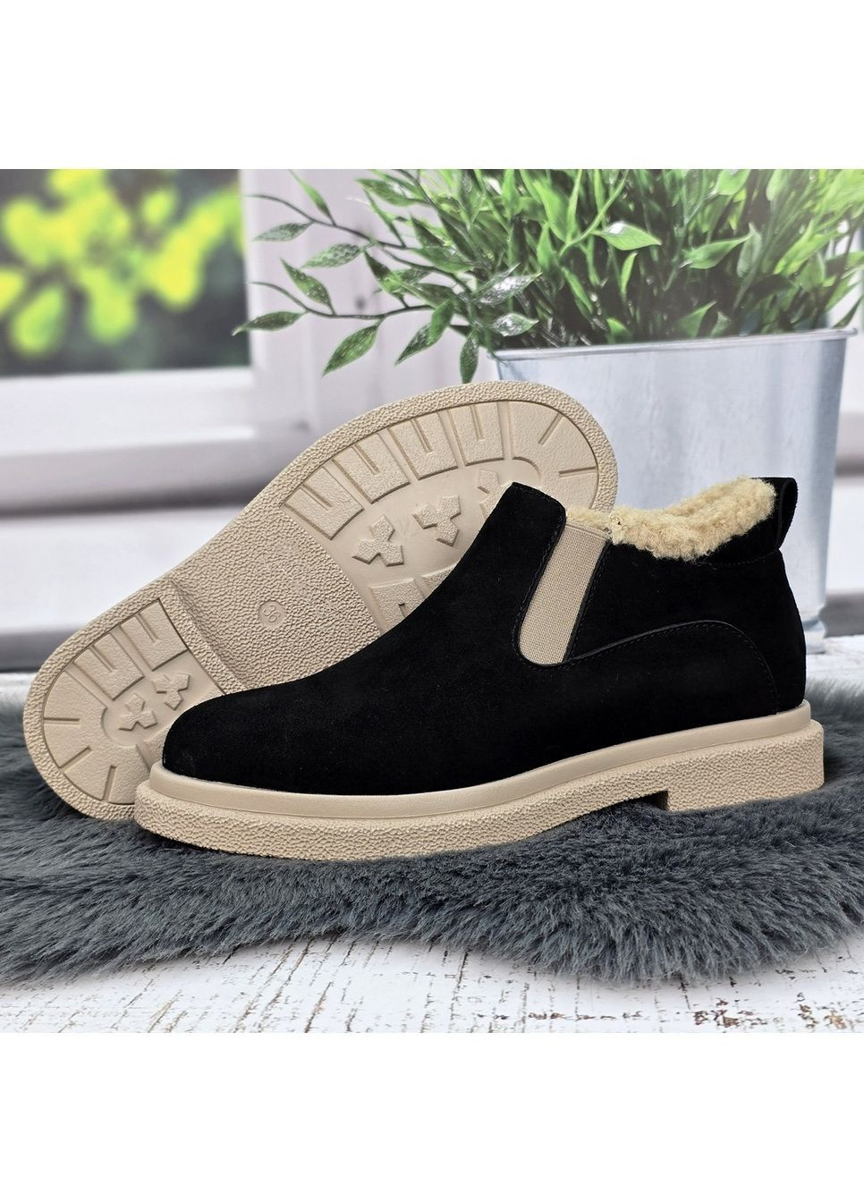 Зимние женские зимние лоферы на меху черные на бежевой подошве VIKA из натуральной замши