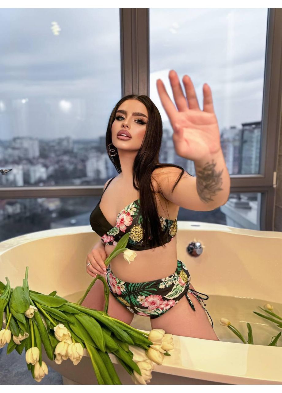 Чорний літній іночий купальник з квітковим принтом та високими плавками на шнурівках / жіночий купальник плюс сайз з перехресним топом No Brand