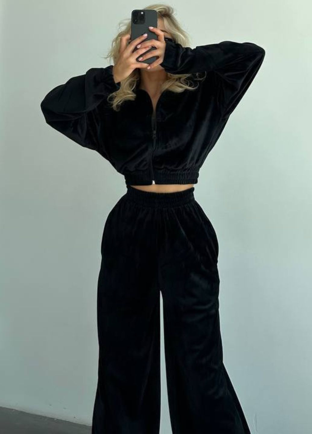 Велюровий повсякденний оверсайз костюм двійка: вкорочена кофта на блискавці + широкі штани високої посадки Україна (328559090)