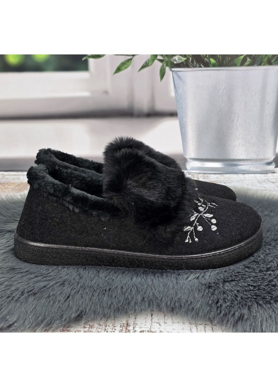 Тапочки чуні жіночі теплі чорні з хутряним оздобленням та вишивкою Progress (366144474)